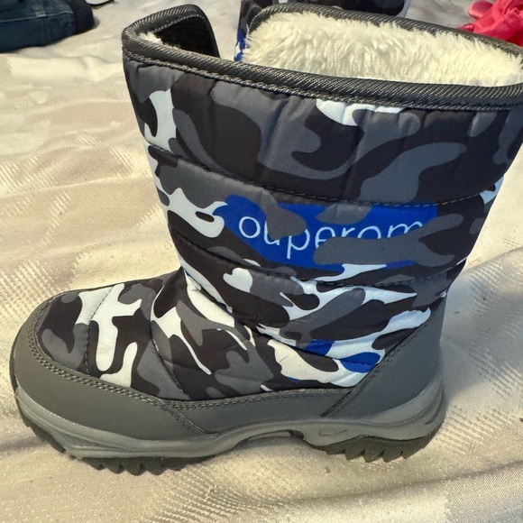 Boys insulated snow boot. Super trendy Camo. Like New. Boys 12.5. - Picture 4 of 8